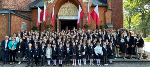 cała szkoła na stopniach kościoła